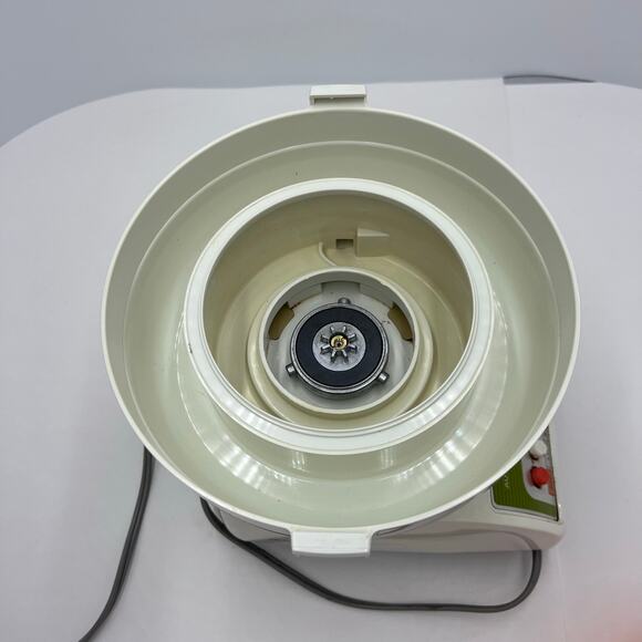 Vintage Sanyo Juicer Juice Electric Extractor Pulp Ejector (SJ-5400) - Picture 5 of 14